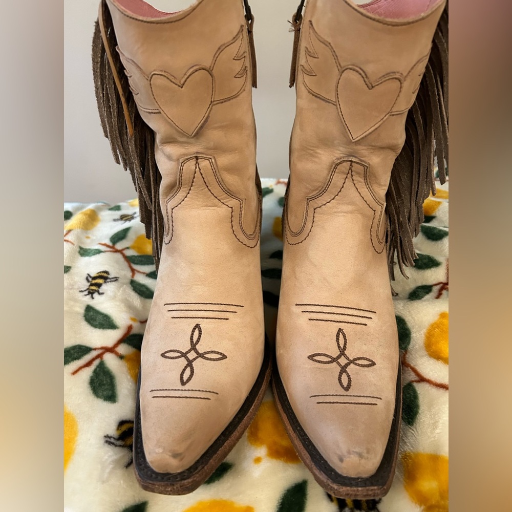 RARE! Junk Gypsy "Spirit Animal" By Lane Cream Booties with Ombré Fringe. Size 9